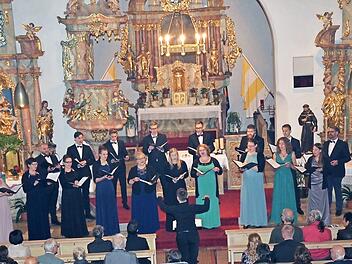 Der Kammerchor Wernigerode beeindruckte und faszinierte die Zuhörer in der St.-Nikolaus-Kirche in Windheim mit einer bestechenden Leistung unter Dirigent Adrian Büttemeier. Foto: K.- H. Hofmann