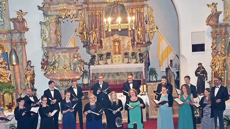Der Kammerchor Wernigerode beeindruckte und faszinierte die Zuhörer in der St.-Nikolaus-Kirche in Windheim mit einer bestechenden Leistung unter Dirigent Adrian Büttemeier. Foto: K.- H. Hofmann