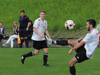 In die Anfangsformation gegen den TSV Abtswind rutschen wohl Fuchsstadts wiedergenese Pascal Schmitt (hinten) und Harald Bayer nach seiner Urlaubsrückkehr.ssp