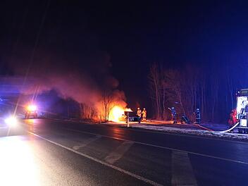 Auf einem Parkplatz brennen zwei Autos. Es war nicht der einzige Fall von Brandstiftung in der Nacht auf Sonntag. Foto: NEWS5 / Fricke