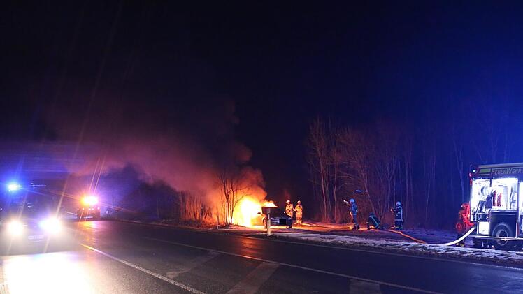 Auf einem Parkplatz brennen zwei Autos. Es war nicht der einzige Fall von Brandstiftung in der Nacht auf Sonntag. Foto: NEWS5 / Fricke