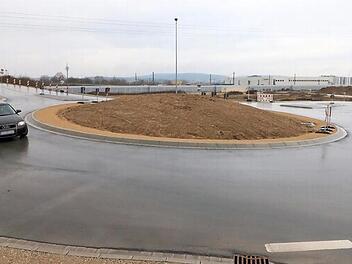 Der Kreisverkehr in Kersbach funktioniert bereits, doch die Fahrt in Richtung Pendlerparkplatz (rechts) ist noch nicht möglich. Noch heuer soll der Pendlerparkplatz eröffnet werden. Foto: Josef Hofbauer