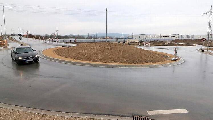 Der Kreisverkehr in Kersbach funktioniert bereits, doch die Fahrt in Richtung Pendlerparkplatz (rechts) ist noch nicht möglich. Noch heuer soll der Pendlerparkplatz eröffnet werden. Foto: Josef Hofbauer