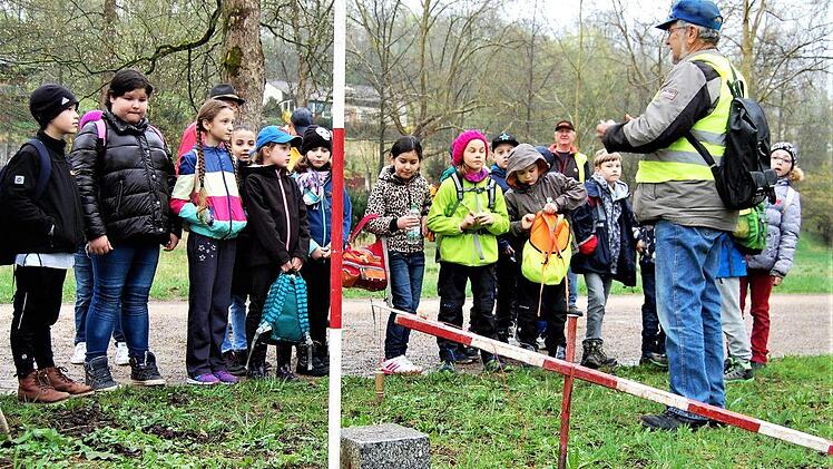 Otto Funck, Obmann in Hausen, erklärte den Drittklässlern die Aufgaben und Arbeit der Feldgeschworenen.Sigismund v. Dobschütz