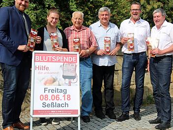 "Herzblut für Seßlach" heißt es erneut am kommenden Freitag, 8. Juni, von 17 bis 20.30 Uhr in der Schule Seßlach. Dieses Mal wird der Blutspende-Termin mit einem großen Kinderfest verbunden (ab 16 Uhr). Organisator Jürgen Forscht, Matthias Freund, Reiner Engelhardt, Günter Meyer (alle BRK), Jugendpflegerin Svenja Merz und Bürgermeister Martin Mittag (von rechts) stellten am Dienstag Konzept und Programm vor. Foto: Bettina Knauth