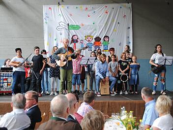 Für Unterhaltung und Auflockerung sorgten die Kinder  mit Tanz-, Zirkus - und Theateraufführungen.  Evelyn Schneider