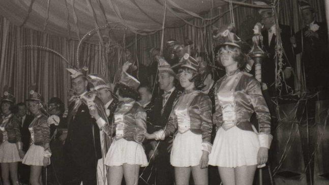 1966 begleitete Prinz Rolli I. die Garde mit (von links) Traudi Reuß (später Dörfler), Heidi Clauss (Rüth), Hanne Koch (Kiesel), Monika Neugebauer (Kess), Inge Hippler (Wöhner), Anni Dück (Kröner).