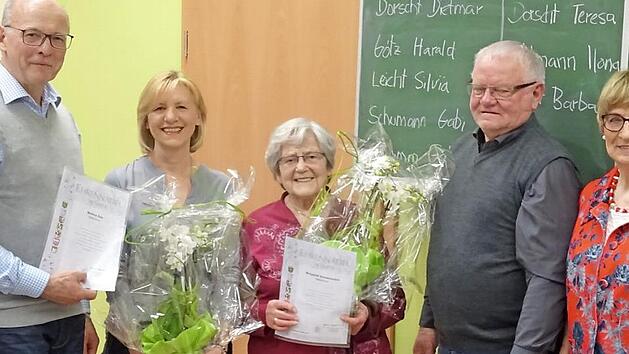 Gemeinderat Raimund K&ouml;hler ehrte Margarete Schwarzmann (Mitte) und Martina Zeis f&uuml;r jeweils 25-j&auml;hrige Treue zum Obst- und Gartenbauverein Melkendorf. Foto: p