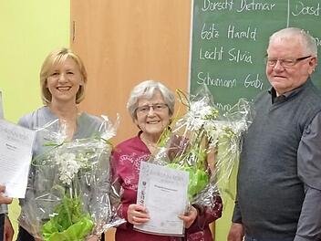 Gemeinderat Raimund K&ouml;hler ehrte Margarete Schwarzmann (Mitte) und Martina Zeis f&uuml;r jeweils 25-j&auml;hrige Treue zum Obst- und Gartenbauverein Melkendorf. Foto: p