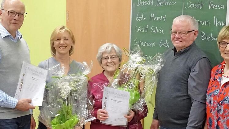 Gemeinderat Raimund K&ouml;hler ehrte Margarete Schwarzmann (Mitte) und Martina Zeis f&uuml;r jeweils 25-j&auml;hrige Treue zum Obst- und Gartenbauverein Melkendorf. Foto: p