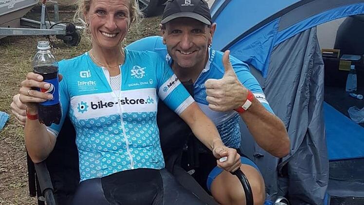 Geschafft, aber auch glücklich und stolz: Kerstin und Uwe Kühnlein nach der zwölfstündigen Hitzeschlacht