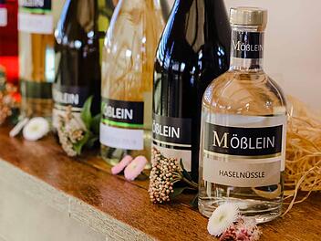 Am 10. Mai ist Muttertag: Wir haben ein exklusives Wein-Paket zusammen mit dem Weingut Mößlein geschnürt