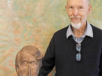 Claus Tittmann mit der von ihm in Bronze geschaffenen Büste des Komponisten Carl Maria von Weber