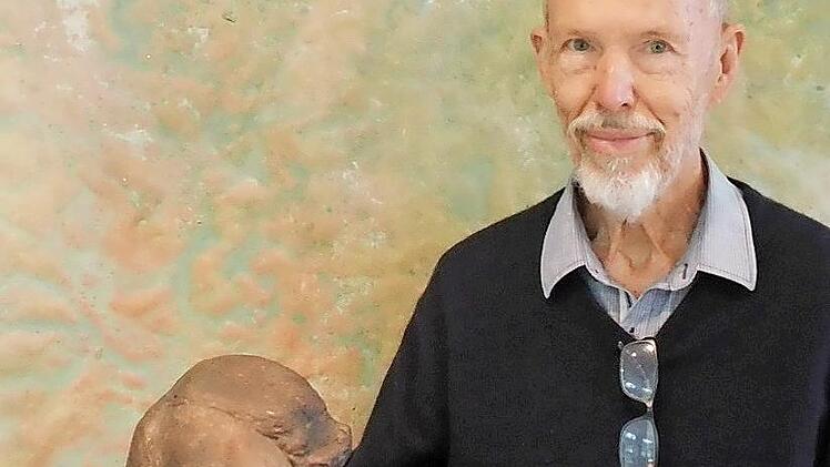 Claus Tittmann mit der von ihm in Bronze geschaffenen Büste des Komponisten Carl Maria von Weber