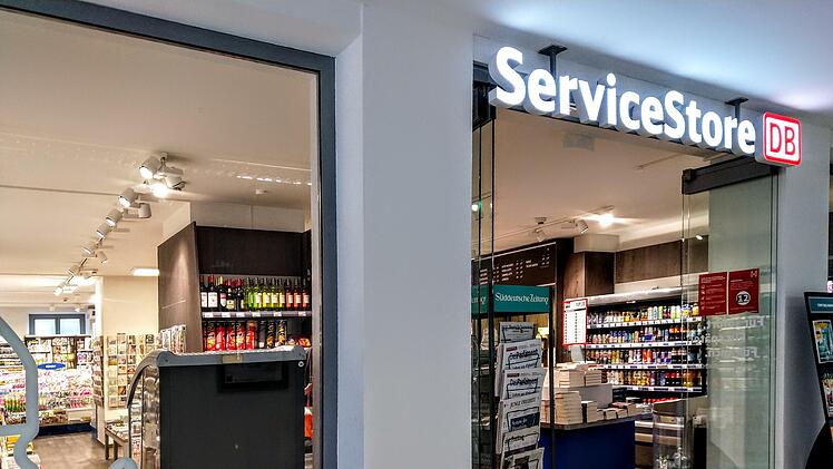 Bahnhof Kronach: Barrierefrei ist nur Gleis 1 über eine Rampe hinter dem Bahnhofsgebäude erreichbar, keine Fahrstühle zu weiteren Bahnsteigen; statt Wartesaal  Durchgang zu den Bahnsteigen mit DB-Service-Store mit kleinem Essensangebot, Getränken, Büchern und Zeitschriften; Tickets in der Mobilitätszentrale des Landkreises Kronach im Bahnhofsgebäude.Foto: Jochen Berger