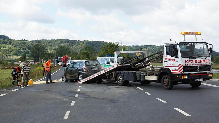 Der Unfallwagen wird abgeschleppt