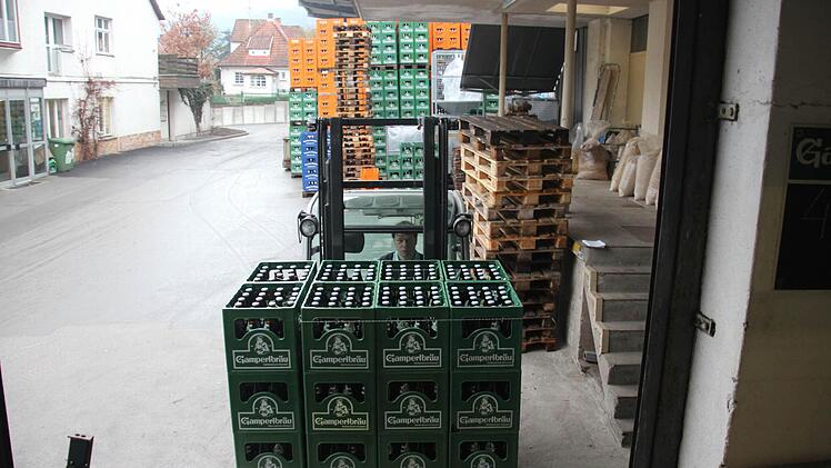 Rund 20 Meter von der Lagerhalle holt ein Gabelstapler die Paletten von der Produktion ab.