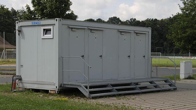 Nicht schön, aber zweckmäßig, ist der graue Container mit Toiletten und Duschen. Und sauber - bei unserer Stippvisite.