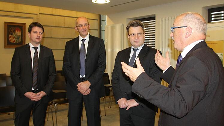 Justizminister Bausback im neuen Gerichtssaal. Foto: Ralf Ruppert