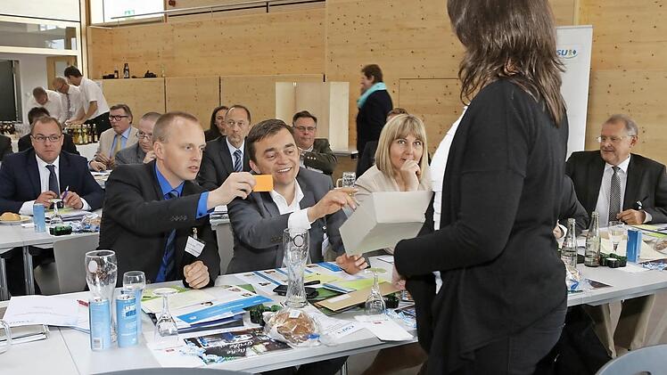 Auch die Mitglieder der CSU-Ortsverbände aus dem Landkreis Kronach geben ihre Stimmen ab.  Fotos: Barbara Herbst