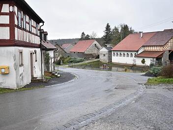 Im Zuge der Dorferneuerung wird in Kottenbrunn vor dem ehemaligen Rathaus ein Dorfplatz entstehen.  Fotos: Gerold Snater