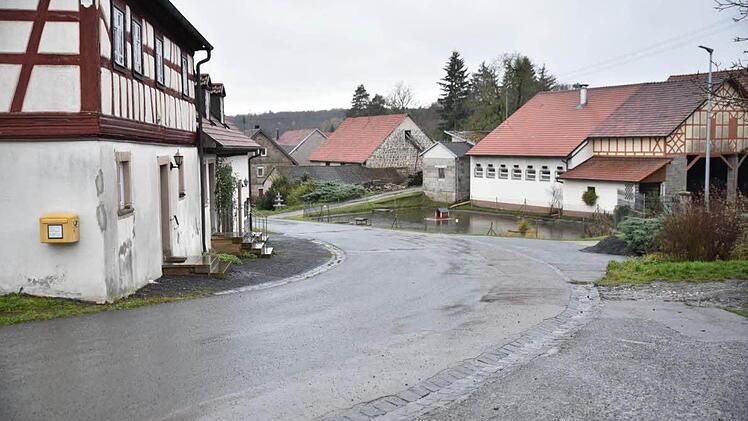 Im Zuge der Dorferneuerung wird in Kottenbrunn vor dem ehemaligen Rathaus ein Dorfplatz entstehen.  Fotos: Gerold Snater
