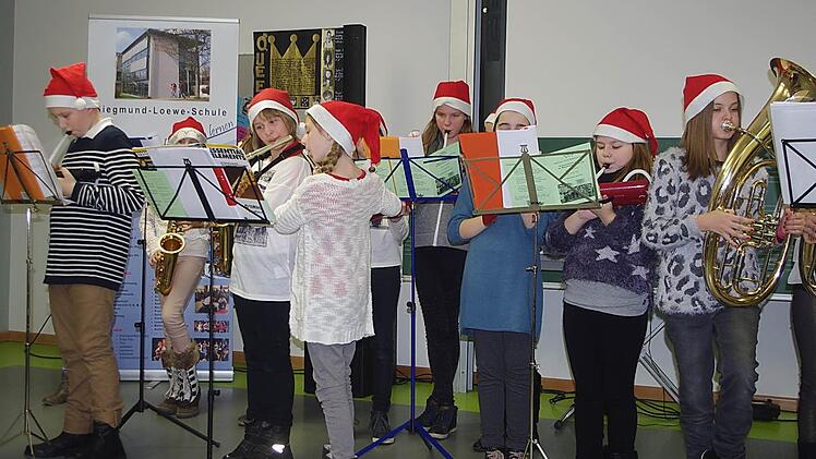 Die Klasse 5 b spielte Weihnachtslieder. Foto: Heike Schülein