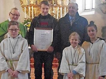 Philipp Böhnlein erhielt die Ernennungsurkunde zum Organisten in der Pfarrkirche St. Stephan in Birnbaum. Mit im Bild (hinten) Pater Wladyslaw Poddebniak (links) und Kirchenpfleger Bruno Fischer (rechts) sowie die Ministranten Oliver, Amelie und Annika.  Foto: K.- H. Hofmann