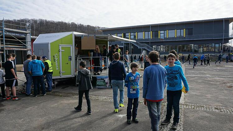 Das Schweinemobil auf dem SchulhofFoto: Dieter Heberlein