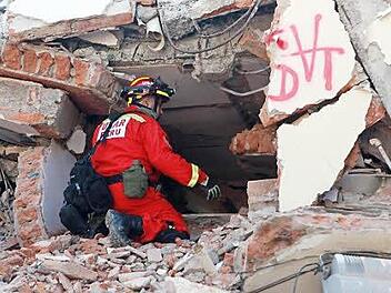 Sofort nach dem Erdbeben begann die Suche nach Überlebenden in den Trümmern der Häuser.  Foto: Christian Escobar Mora/dpa