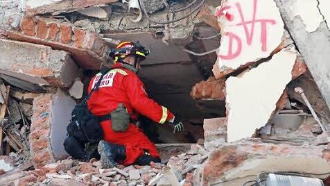 Sofort nach dem Erdbeben begann die Suche nach Überlebenden in den Trümmern der Häuser.  Foto: Christian Escobar Mora/dpa