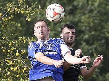 Kopfballduell zwischen dem Mistendorfer Daniel Terlak (l.) und Mergim Elshani Fotos: sportpress