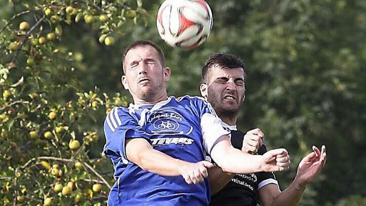 Kopfballduell zwischen dem Mistendorfer Daniel Terlak (l.) und Mergim Elshani Fotos: sportpress