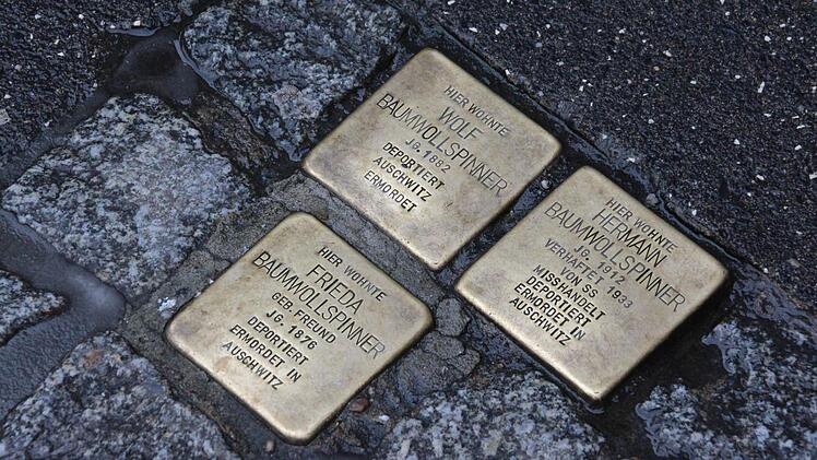 Drei Stolpersteine erinnern in der Coburger Judengasse an die Familie Baumwollspinner. Um deren Schicksal geht es unter anderem bei einem Gedenkmarsch am Mittwoch, 9. November, 17 Uhr. Foto: Simone Bastian