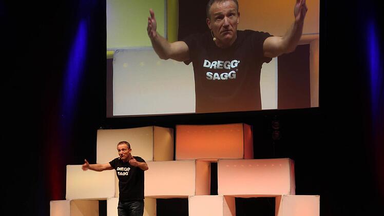 Michl Müller blickte in der Aischtalhalle auf das Jahr 2016 zurück. Foto: Andreas Dorsch