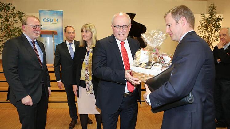 Kreisvorsitzende Birgit Weber und Ortsvorsitzender Thomas Bittorf (links) überreichen dem Gast Leckereien aus der Region. Foto: Barbara Herbst