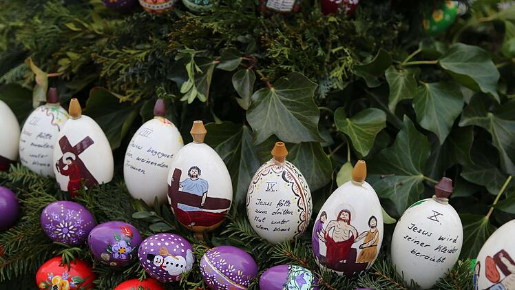 Die Leidensgeschichte Jesu ist auf den Eiern dargestellt. Foto:   Franz Galster