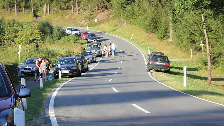 Die Parkplatzsituation ist schwierig: Teilweise stehen die Autos an der Hauptstraße.  Foto: Andreas Schmitt
