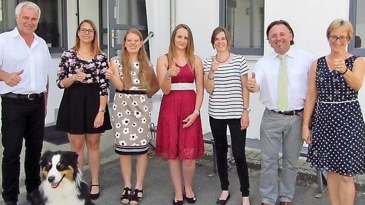 Berufsberater der Agentur f&uuml;r Arbeit Thomas Schlereth, Lisa Habbig, Anna-Maria Karg, Vanessa B&auml;&szlig;ler, Lorena Renner, Gesch&auml;ftsf&uuml;hrer Udo Bischof, Teamkoordinatorin Angelika Meister (von links, es fehlt Ren&eacute; Lochner) und Therapiehund der GbF Bandit  Foto: Heidi Kirchner