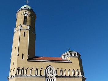 Die St.-Otto-Kirche prägt das Bild der Siechenkreuzung. Der markante "Spargelturm" muss saniert werden.  Fotos: Marion Krüger-Hundrup