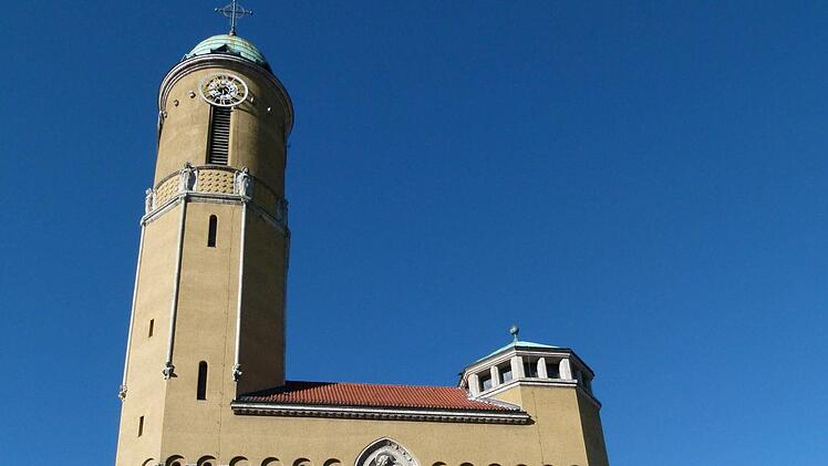 Die St.-Otto-Kirche prägt das Bild der Siechenkreuzung. Der markante "Spargelturm" muss saniert werden.  Fotos: Marion Krüger-Hundrup