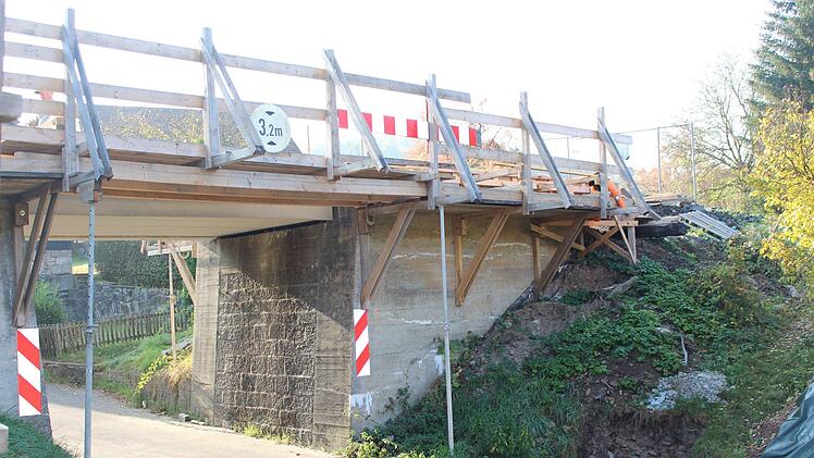 Die neue Radweg-Brücke in Wernarz ist in weniger Tagen fertig.  Foto: Julia Raab