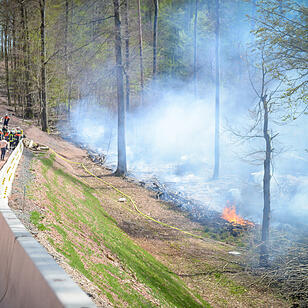 ahe der Autobahn 3 bei Bischbrunn ist am Ostermontag ein Waldbrand ausgebrochen.