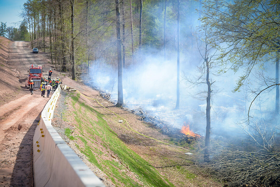 ahe der Autobahn 3 bei Bischbrunn ist am Ostermontag ein Waldbrand ausgebrochen.