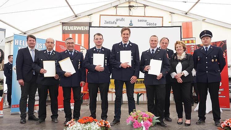 Staatliche Ehrungen für 25 und 40 Jahre aktiven Feuerwehrdienst: Das Bild zeigt von links: Sandro Kirchner (Schirmherr), Thomas Schulz-Stellmacher, Lothar Ziegler, Christian Breitenfeld, Michael Kleinhenz, Thomas Hüfner, Kreisbrandrat Benno Metz...