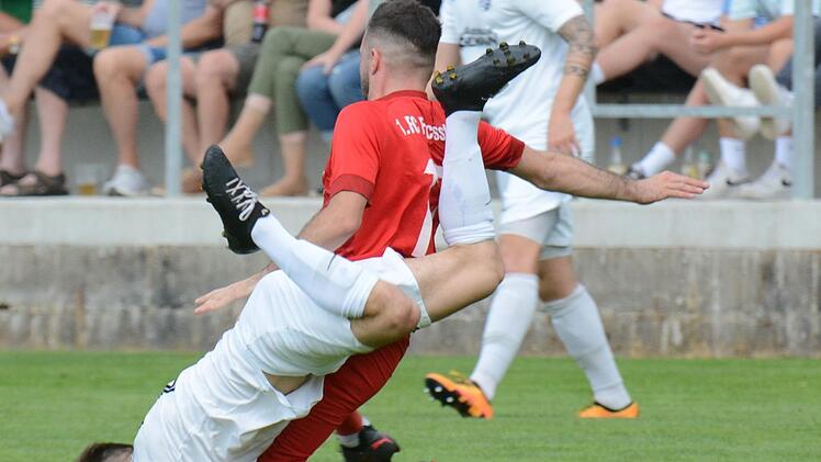 In dieser Szene beim Landesliga-Topspiel zwischen dem FC Fuchsstadt und dem TSV Karlburg hätte der Gästespieler Paul Karle durchaus einen Helm vertragen können. Foto: ssp