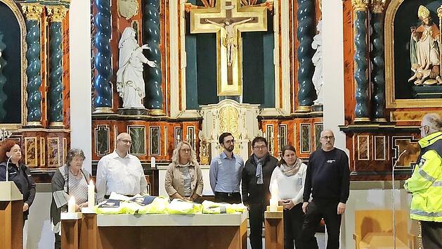 Die neuen Notfallseelsorger sind bei einem Gottesdienst von Thomas Weiss (rechts) beauftragt worden (v. li.): Anja Junk, Christina Schneider, Uwe Schaub, Annekatrin Vogler, Johannes Schulz, Kim Sell, Annemarie Göbel und Joachim Weichert.