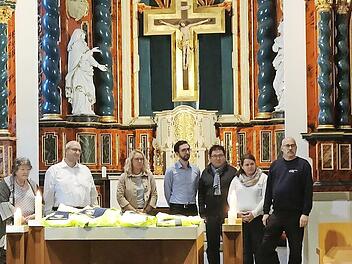 Die neuen Notfallseelsorger sind bei einem Gottesdienst von Thomas Weiss (rechts) beauftragt worden (v. li.): Anja Junk, Christina Schneider, Uwe Schaub, Annekatrin Vogler, Johannes Schulz, Kim Sell, Annemarie G&ouml;bel und Joachim Weichert.