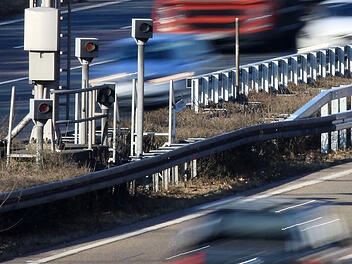 Blitzer auf A2 erwischt Fahrer mit 321 km/h