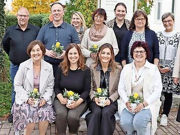 Sitzend (v.l.): die Geehrten Elfriede Popp, Steffi Salzer, Tanja Görtler und Liane Neidlein. Stehend: Gesamtleiterin Sabine Schubert (r.), Sebastian Schmitt (3.v.l.), Susanne Kaupert (5.v.l.), stellvertretende Gesamtleiterin Caroline Reiner (4.v.r...